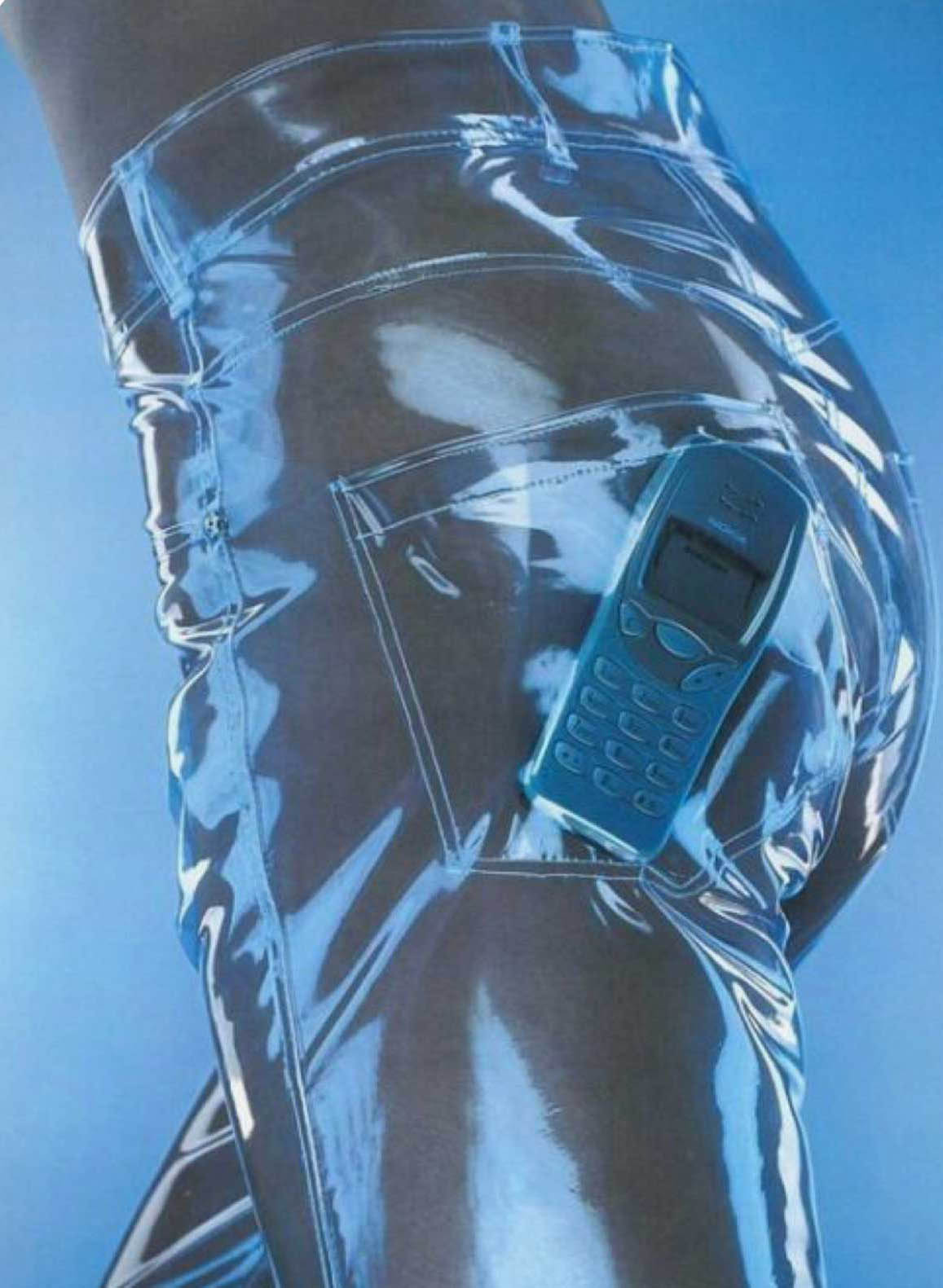 Imagen futurista de pantalones transparentes con móvil Nokia de Aina Losange
